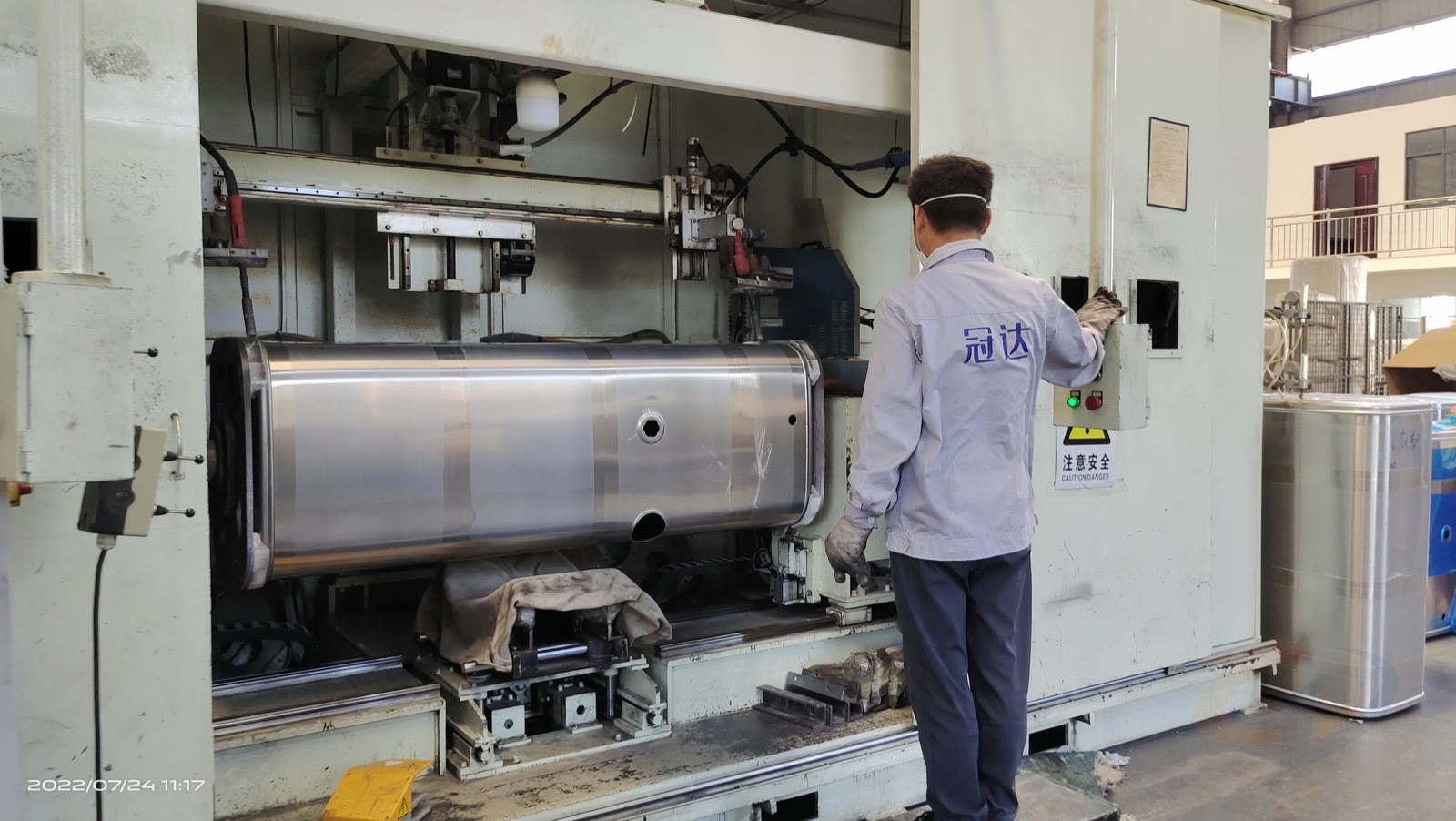 Automated welding process for a metal tank