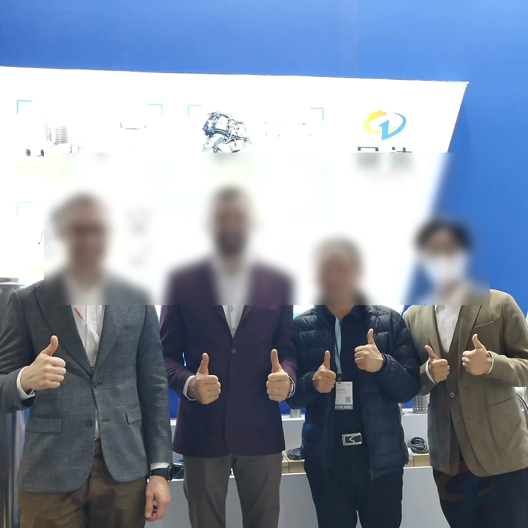 Guanda team and international partners taking a photo at the exhibition booth